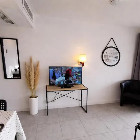 Stunning Sea View - Balcony - 2min To - Ac - Wifi - Pool 公寓